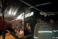 Petugas pemadam kebakaran saat memadamkan api (Foto:BPBD Kudus)
