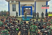 Dandim 0722/Kudus Letkol Arh. Yuusufa Allan Andriasie memberikan arahan kepada prajurit Brigif Yonif TP 43 Muria saat apel penyambutan di Kudus, Selasa (24/3/2026). (Foto: JP)