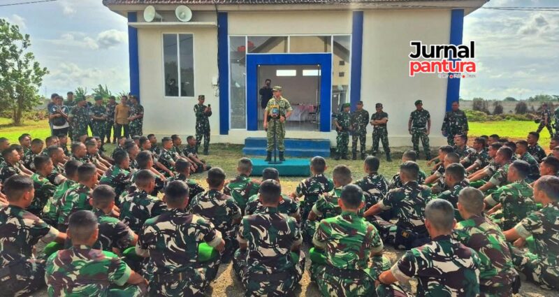 Dandim 0722/Kudus Letkol Arh. Yuusufa Allan Andriasie memberikan arahan kepada prajurit Brigif Yonif TP 43 Muria saat apel penyambutan di Kudus, Selasa (24/3/2026). (Foto: JP)