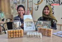 Elizabeth Ranum selaku Store Manager Dezato Cake & Dessert (kiri) bersama Anis, Koordinator Dapur Produksi (baker), menunjukkan produk hampers Lebaran yang mulai diminati pelanggan di Kudus, Jumat (13/3/2026). (Foto: JP)
