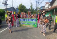 Warga Desa Purworejo tampak antusias mengarak kirab Kupatan Sawalan menuju Sendang Jodo, Sabtu (28/3/2026). Kebersamaan dan semangat gotong royong terlihat kental dalam tradisi turun-temurun tersebut. (Foto: JP)