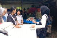 Warga berburu sembako murah saat Gerakan Pangan Murah (GPM) di halaman Dispertan Kudus, Jumat (6/3/2026). (Foto: JP)