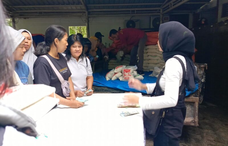 Warga berburu sembako murah saat Gerakan Pangan Murah (GPM) di halaman Dispertan Kudus, Jumat (6/3/2026). (Foto: JP)