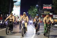 Bupati Kudus Sam’ani Intakoris bersama jajaran Forkopimda melakukan patroli bersepeda saat malam takbiran Idulfitri 1447 H, Jumat (20/3/2026). Patroli ini dilakukan untuk memastikan situasi tetap aman dan kondusif di sejumlah titik di Kabupaten Kudus.. Foto: Diskominfo 