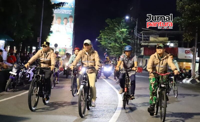 Bupati Kudus Sam’ani Intakoris bersama jajaran Forkopimda melakukan patroli bersepeda saat malam takbiran Idulfitri 1447 H, Jumat (20/3/2026). Patroli ini dilakukan untuk memastikan situasi tetap aman dan kondusif di sejumlah titik di Kabupaten Kudus.. Foto: Diskominfo 