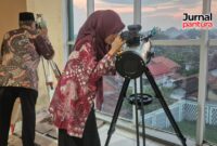 Pengamatan hilal menggunakan teropong saat rukyatul hilal di Gedung Laboratorium Terpadu MAN 2 Kudus, Kamis (19/3). (Foto: JP)