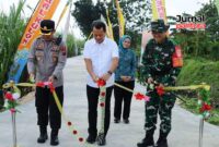 Bupati Kudus Sam'ani Intakoris bersama Dandim 0722/Kudus Yuusufa Allan Andriasie menghadiri upacara penutupan TMMD Sengkuyung Tahap I Tahun 2026 di Lapangan Jambu Bol, Kudus, Rabu (11/3/2026). Program tersebut berhasil menyelesaikan pembangunan jalan beton sepanjang 450 meter di Desa Ngembal Kulon. (Foto: JP)