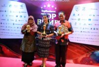 Wakil Bupati Kudus Bellinda Birton bersama Assinten Sekda dan Penghargaan yang diraih (Foto: Diskominfo Kudus)