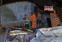 Lima armada kebakaran dikerahkan untuk memadamkan api yang membakar warung makan (Foto:JP)
