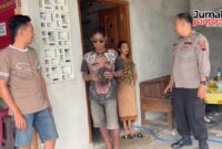 Polisi menyerahkan pemuda S ke saudaranya (Foto:JP)