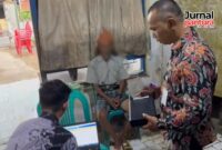 Petugas Dukcapil Kudus melakukan perekaman E-KTP untuk ODGJ. (Foto: J02) 