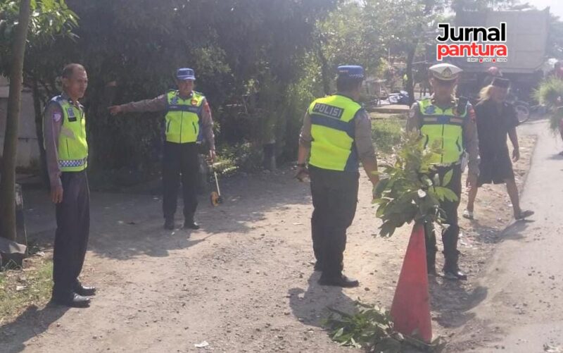 Unit Gakkum Satlantas Polres Kudus olah tkp kecelakaan pasutri di Jl Kudus Pati (Foto:JP)