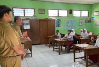 Kegiatan belajar dan mengajar di sekolah. (Foto: J05)