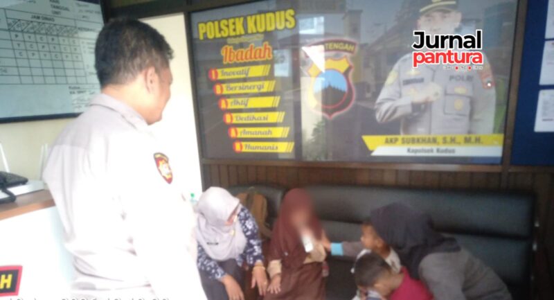 AFM bocah yang tesesat dijemput pihak pondok di Polsek Kudus Kota (Foto:JP)