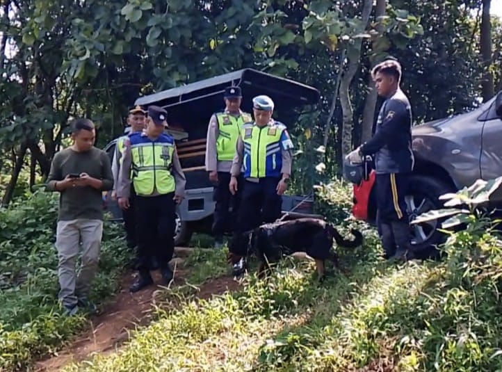 Anjing pelacak (K9) dan Petugas gabungan menyisir persembunyian pelaku pencurian (Foto:Polres Kudus)