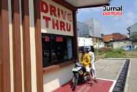 Warga sedang mengambil SKCK melalui layanan Drive thru Polres Kudus (Foto:JP)