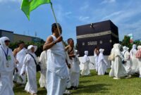 Praktik Manasik Haji di Alun-alun Simpang Tujuh Kudus, Kamis, 23/4/2026. (Foto: J05) 