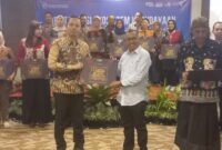 Penyerahan sertifikat WBTb Guyang Cekathak dilakukan oleh Kepala Dinas Kebudayaan, Pariwisata dan Ekonomi Kreatif Provinsi Jawa Tengah, Dr Ir Hanung Triyono, kepada Pelaksana Harian (Plh) Kepala Dinas Kebudayaan dan Pariwisata Kabupaten Kudus, Teguh Riyanto. (Foto: Istimewa) 