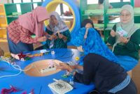 Kelas pembuatan produk pipe cleaner di Perpusda Kudus. (Foto: J05) 