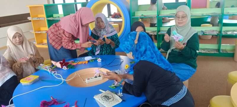 Kelas pembuatan produk pipe cleaner di Perpusda Kudus. (Foto: J05) 