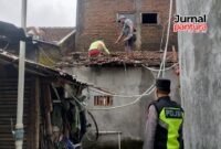 Warga memperbaiki atap rumah yang rusak (Foto:JP)