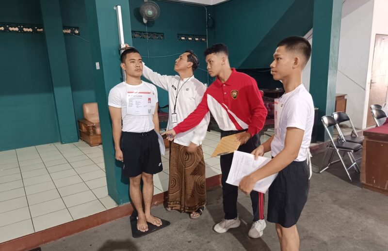 Tes pengukuran tinggi badan pada Seleksi Paskibraka Kudus. (Foto: J05) 