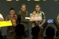 Kepala Jepangpakis Kudus saat menerima juara satu Jaga Desa (Foto:Dokumentasi Pemdes)