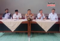 Jajaran Muspika Jekulo saat memimpin mediasi antara warga Desa Bulungcangkring dengan pengelola kandang ayam pada Rabu (01/04/2026). (Foto:JP)