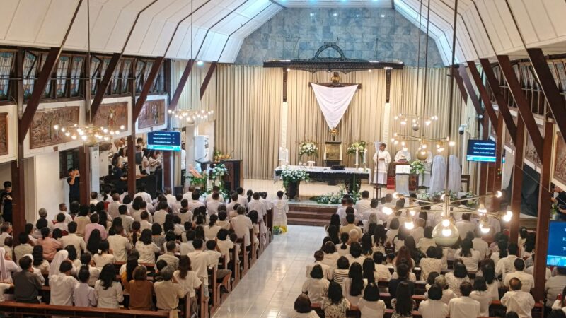 Ribuan umat Katolik saat mengikuti Misa Kamis Putih di Gereja Santo Yohanes Evangelista Kabupaten Kudus pada Kamis (02/04/2026). (Foto:Istimewa)