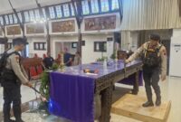 Proses sterilisasi gereja oleh Satuan Samapta Polres Kudus pada Kamis (02/04/2026). (Foto:Istimewa)