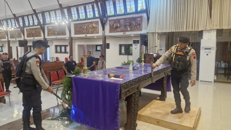 Proses sterilisasi gereja oleh Satuan Samapta Polres Kudus pada Kamis (02/04/2026). (Foto:Istimewa)
