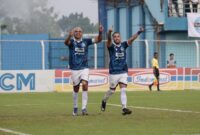Selebrasi Igor Henrique da Silva Costa (kiri) usai mencetak gol ke gawang Kendal Tornado FC dalam laga lanjutan Pegadaian Championship 2025/2026 di Stadion Wergu Wetan Kudus, Sabtu (04/04/2026). (Foto:Persiku)
