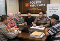 Gambar ilustrasi AI anggota kepolisian memeriksa saksi pemerasan (Foto:Ilustrasi AI)