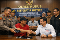 Ilustrasi Restorative Justice antara pedagang dengan panitia dandangan Kudus tahun 2026 di kasus perampasan hp (Foto:AI)