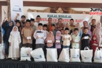 Driver ambulance se-Pantura Raya berfoto bersama tamu undangan dan anak-anak yatim dalam momen Halal Bi Halal di Kudus. Tak hanya menjalin silaturahmi, kegiatan ini juga diwarnai kepedulian melalui santunan dan berbagi kebahagiaan. (Foto: JP)