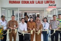 Peresmian tahap I revitalisasi Taman Lalu Lintas dan Hutan Kota Rendeng ditandai dengan pemotongan pita oleh jajaran Pemkab Kudus bersama BLDF, Senin (20/4/2026). (Foto: JP)