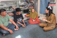 Wakil Bupati Kudus Bellinda Birton saat mengunjungi kediaman PKL korban dugaan pemerasan di Desa Burikan, Kecamatan Kota, Kudus, Senin (20/4), untuk memberikan dukungan moril dan memastikan kondisi korban. (Foto: JP)