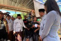 Bupati Kudus, Sam’ani Intakoris bersama Wakil Bupati Bellinda Birton menyambangi janda dan anaknya yang tinggal di gubuk tepi sungai. (Foto: J05)