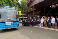 Pemberangkatan jemaah calon haji di Kabupaten Kudus, Senin, 4/5/2026. (Foto: J05) 