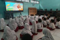 Pembelajaran di kelas menggunakan Internet Flat Panel (IFP) atau papan interaktif digital bantuan dari Kementerian Pendidikan Dasar dan Menengah. (Foto: Istimewa)