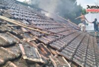 Kebakaran rumah warga di Desa Karangmalang, Kecamatan Gebog, Kabupaten Kudus, diduga karena Korsleting charger HP. (Foto: JP) 