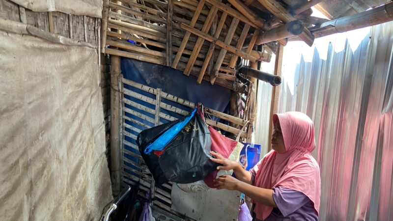 Sutinah, warga Desa Jepangpakis, Kecamatan Jati, Kabupaten Kudus, yang hidup di bedeng sempit selama enam tahun. (Foto: J05) 