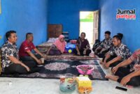 Sutinah, warga Desa Jepangpakis, Kecamatan Jati, Kabupaten Kudus yang tinggal di bedeng akhirnya pindah ke kios kios pasar desa. (Foto: J05) 