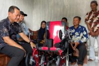 Bupati Kudus, Sam’ani Intakoris menyerahkan bantuan alat kursi roda kepada anak penyandang cerebral palsy di Desa Bulung Kulon, Kecamatan Jekulo. (Foto: J05) 