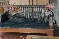 Rumah warga Desa Sambung, Kecamatan Undaan, Kabupaten Kudus, nyaris hangus usai dilempar bom Molotov oleh orang tak dikenal. (Foto: J02) 
