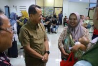 Bupati Kudus, saat meninjau layanan pemeriksaan jantung yang diselenggarakan  oleh Ikatan Dokter Anak Indonesia (IDAI) di RSUD dr. Loekmono Hadi. (Foto: J05) 