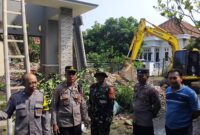 Kapolsek bersama piket SPKT Mejobo di lokasi pembongkaran rumah (Foto: JP)