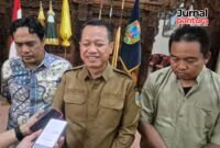 Bupati Kudus, Sam’ani Intakoris, bersama Ketua Forum Paguyuban PKL Kabupaten Kudus, Mundloha. (Foto: J02) 