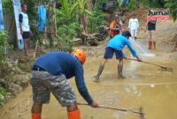 Lumpur sisa banjir dibersihkan oleh warga dan BPBD Pati (Foto:JP)