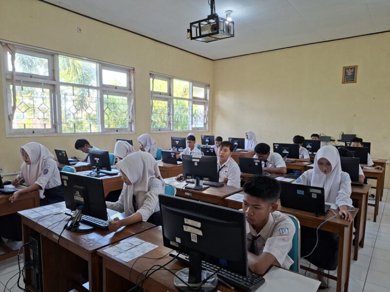 Pelaksanaan TKA di SMP 2 Mejobo, Kabupaten Kudus. (Foto: J05) 